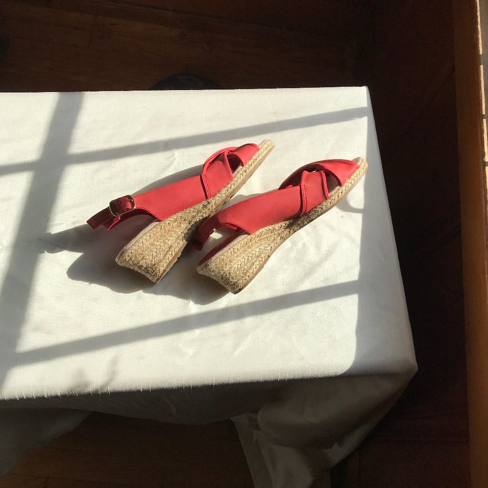 NEW IN BOX size 7 Wide EASY SPIRIT red espadrilles. - Picture 3 of 7